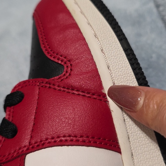 Air Jordan 2020 1 Mid GS 'Chicago Black Toe Size 4Y - Picture 8 of 12